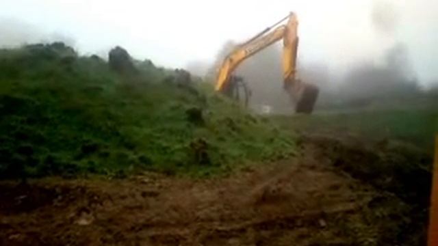 JCB Excavator JS 220 Tracking Down Steep Hill смотреть онлайн