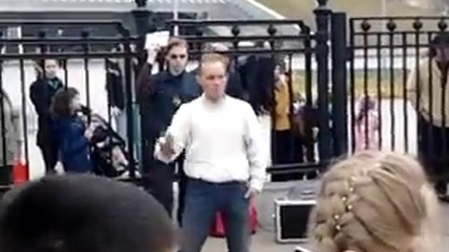 пьяный мужик прикольно станцевал)) смотреть онлайн