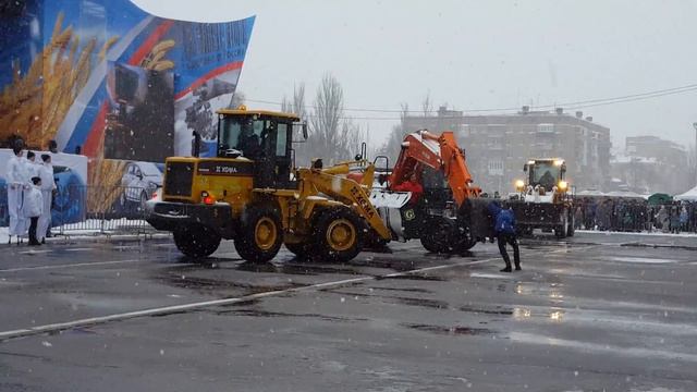 Танцы экскаваторов в Самаре смотреть онлайн