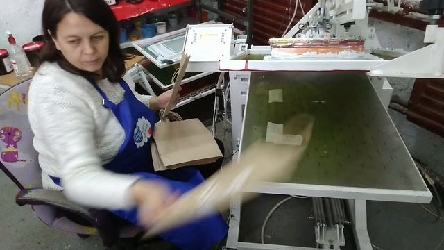 Шелкография. Крафт пакеты пластизолью. Полуавтомат. смотреть онлайн