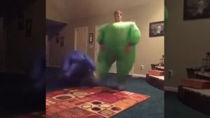 Танцюльки в надувных костюмах