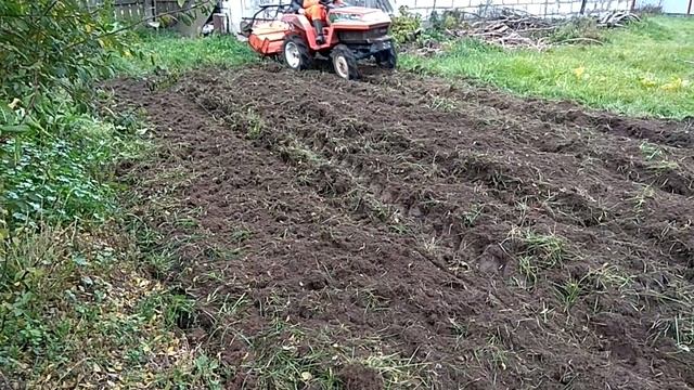 Минитрактор Kubota XB - 1 работает с фрезой !!! смотреть онлайн