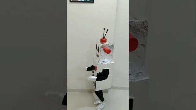 The Robot Girl | Robot walk | DIY Robot costume from cardboard смотреть онлайн
