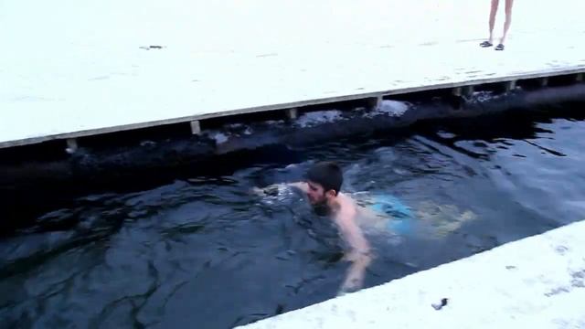 Прорубь. Закливание перед походом. смотреть онлайн
