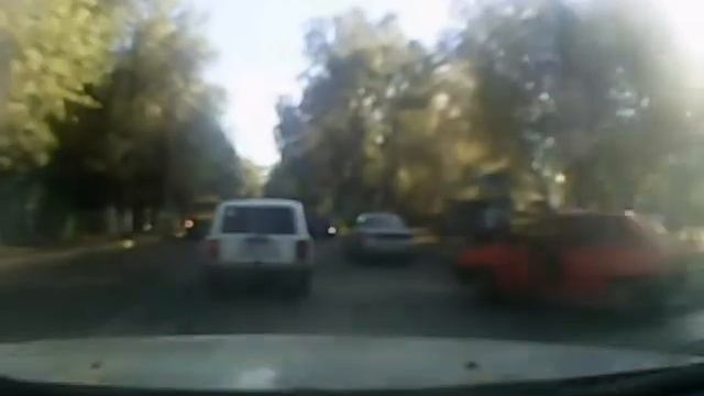 У таза открылась дверь и он чуть не въехал в остановку смотреть онлайн