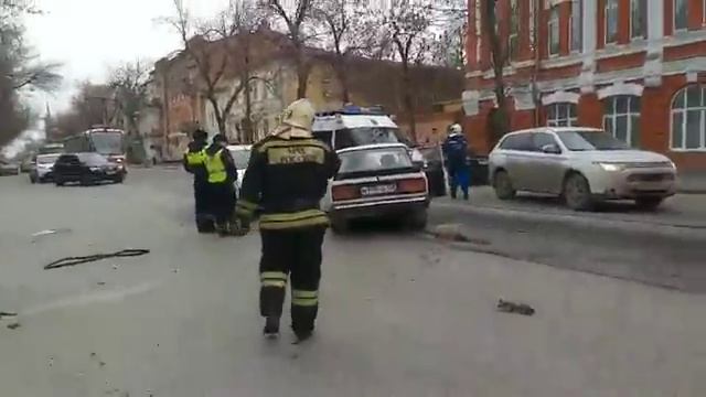 В Самаре иномарка влетела в дом на улице Некрасовской смотреть онлайн
