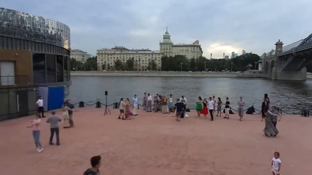 Парк Горького. На Пушкинской набережной бесплатные мастер-классы по танцам и танцевальные вечера. смотреть онлайн