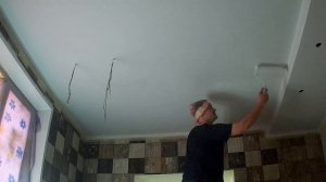 Красим обои на потолке в кухне!Последний этап работ перед установкой кухни