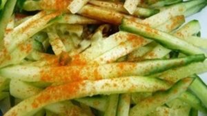 Быстрый салат из свежих огурцов.