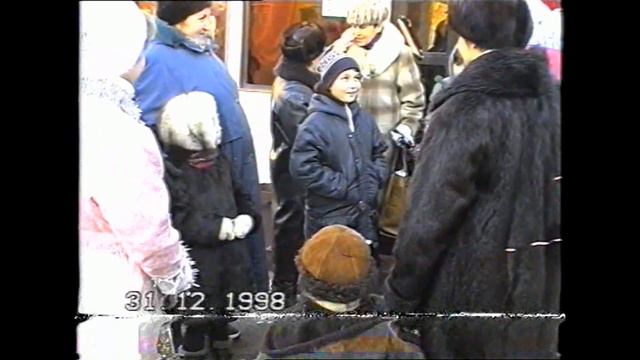 31.12.1998, АВА-хлебовские Дед Мороз со Снегурочкой у центрального торгового павильона на ул. Новая смотреть онлайн