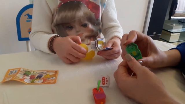 Раскрываем Киндер-сюрпризы "Планета животных" и большой киндер.Disclose Kinder Surprise " смотреть онлайн