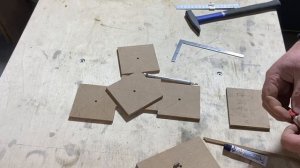 Гнём МДФ. Клеим на контактный клей. Делаем каркас для круглых углов.