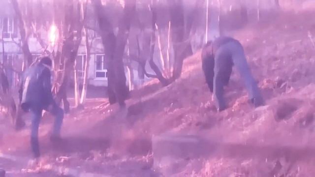 Нарики или... Интересненько чего они там ищут?? смотреть онлайн