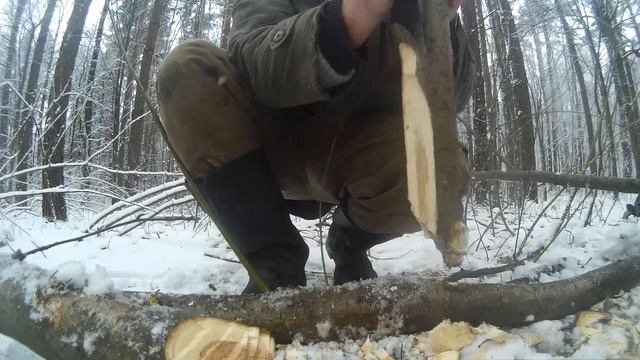 Как сделать топорище в лесу без инструментов. ч1 смотреть онлайн
