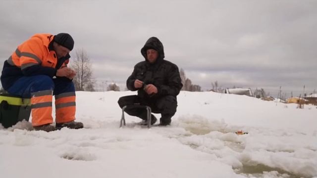 Зимняя рыбалка - ловим ерша! Отдых на рыбалке! смотреть онлайн