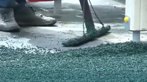 Как создаются рисунки и надписи на площадках с помощью резиновой крошки