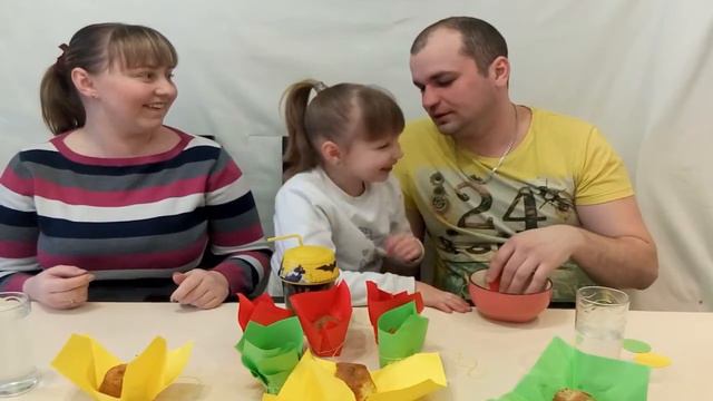 МАФФИН Челендж🎂 Пробуем маффины и угадываем начинки🍏🍌🍏 Кому попадется необычный вкус? смотреть онлайн