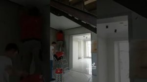 Монтаж натяжного потолка с теневым профилем под лестничным маршем