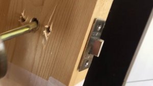 Установка дверной ручки замка Fuaro в межкомнатную дверь.