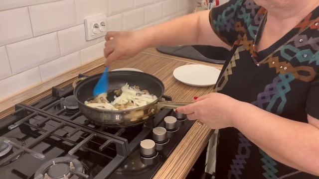 САЛАТ С ГОВЯДИНОЙ И ГРИБАМИ смотреть онлайн