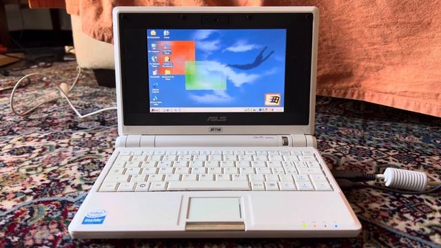 Windows 2000 Professional on the Asus Eee PC 701 смотреть онлайн