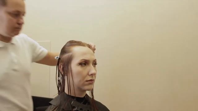 Стрижка на вьющиеся волосы/Женская стрижка слоями смотреть онлайн