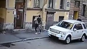 Ребенок выпал из окна. Слабонервным не смотреть.