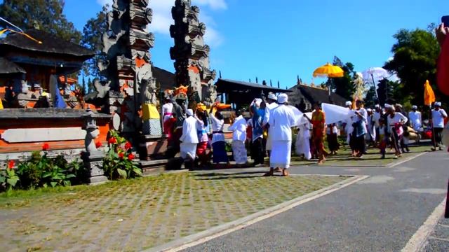 Wisata Pura Ulun Danu Bali смотреть онлайн