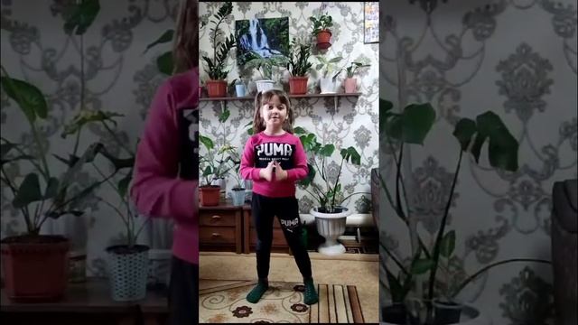 Милана Танцует танец под песню Миланы -мама купи пёсика. #танцы #милана #детскиепесн смотреть онлайн