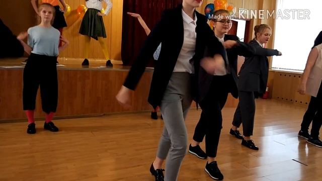 Разноцветные колготки танцуют с офисными чиками. смотреть онлайн