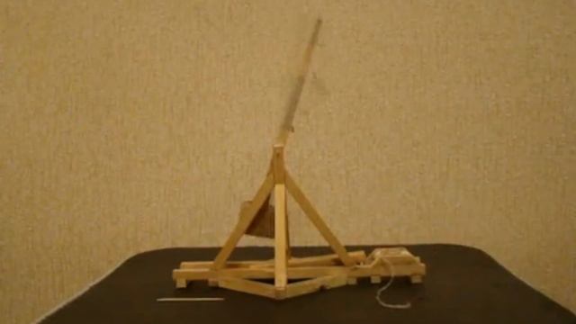 Деревянная модель требюше (средневековая катапульта) смотреть онлайн