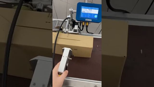 A dual-headed in-line inkjet printer prints a demonstration on a carton смотреть онлайн