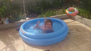 Karaburun . Айген  купается в бассейне июнь 2020 года