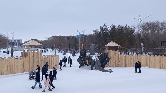 Большая фигура Дракона - вид на него со стены Деревянной Крепости 3-его Января