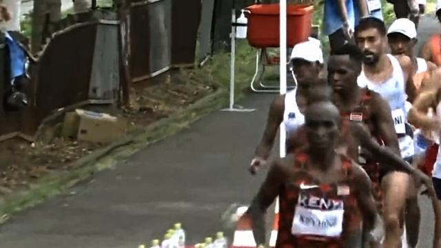 Marathon runner knocks over water bottles Olympic games 2021 Video Analysis смотреть онлайн