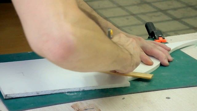 Как вырезать круглое отверстие в пластике. смотреть онлайн