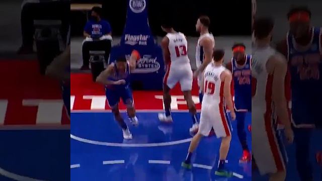Obi Toppin gets it back from Kevin Knox and ELEVATES смотреть онлайн