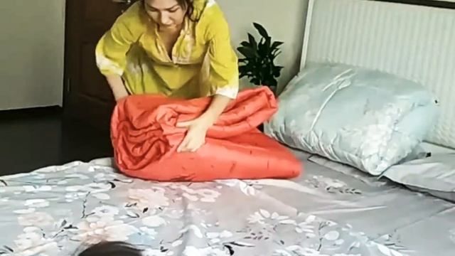 ЛАЙФХАК, КАК компактно сложить одеяло, ПРЕВРАТИВ его в подушку. смотреть онлайн