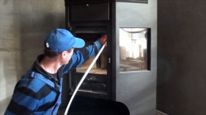 Как профессиональные трубочисты очищают дымоход печи-камина от сажи