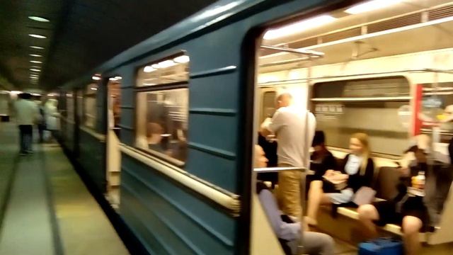 Метропоезд серии 81-717. 5М /714. 5М, станция Римская. смотреть онлайн