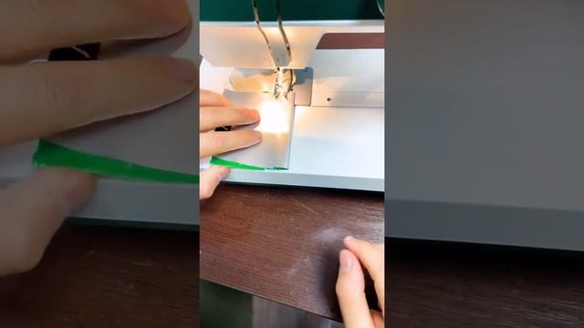 Janome 1522GN прошивает все виды тканей и не только… (трикотаж, бифлекс, алюминий, толстая кожа) смотреть онлайн