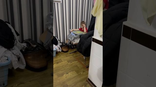 Как ребёнок стоя какает смотреть онлайн