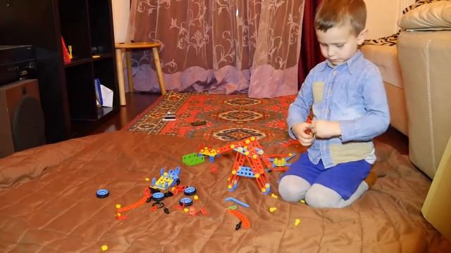 Гоша делает из конструктора мельницу и тележку. смотреть онлайн