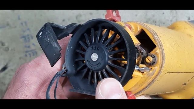 Cambio de escobillas amoladora angular DEWALT D28112-AR 4,5” (115mm) смотреть онлайн