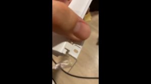 Ремонт падающей крышки стиральной машины Hotpoint Ariston с вертикальной загрузкой