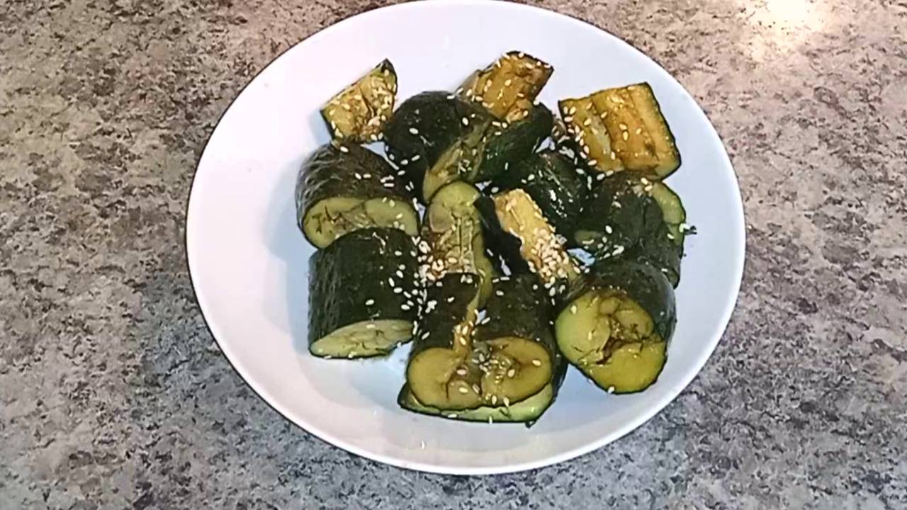 ХИТ ЭТОГО ЛЕТА - БИТЫЕ ОГУРЦЫ С КУНЖУТОМ смотреть онлайн