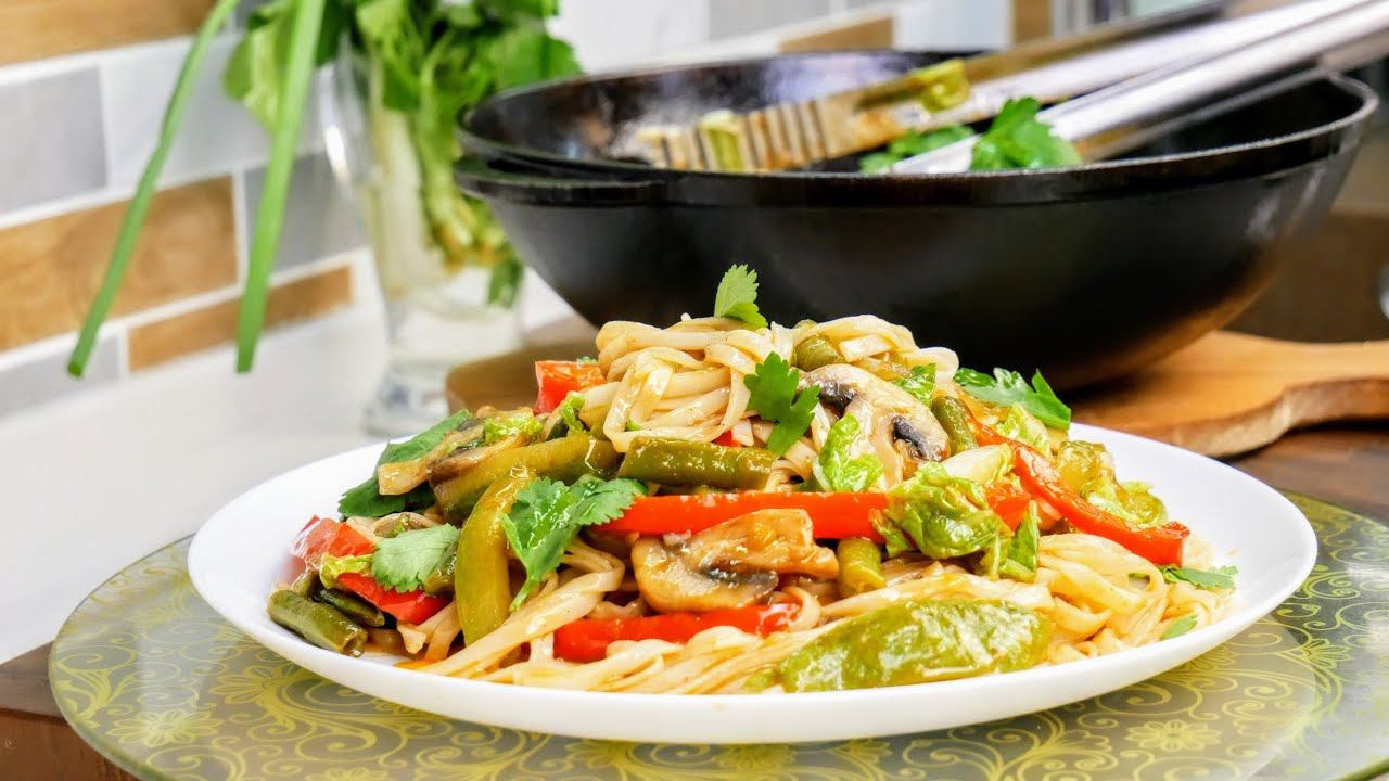 Всё дело в овощах. Вок, цыганка готовит.