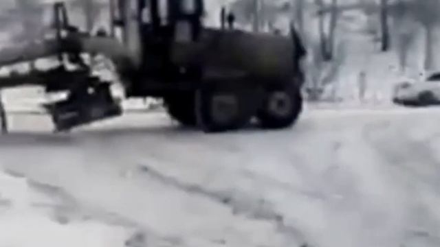 Пьяный мужик уснул в снегу | кажется он выжил, но не на долго смотреть онлайн