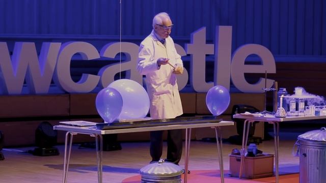 25 Chemistry Experiments in 15 Minutes | Andrew Szydlo | TEDxNewcastle смотреть онлайн