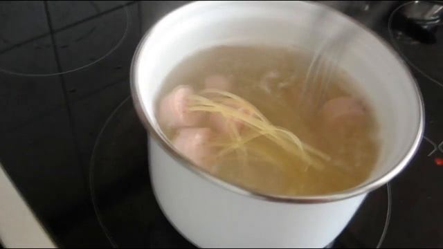 Сосиски фаршированные спагетти. ЛайфХак. смотреть онлайн